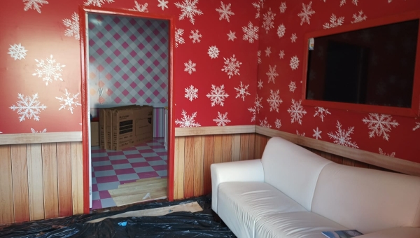 Casa do Papai Noel em frente ao Palácio tem sofá, TVs de led e até cama para o bom velhinho